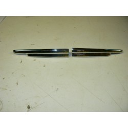 Paire moustaches de coffre...